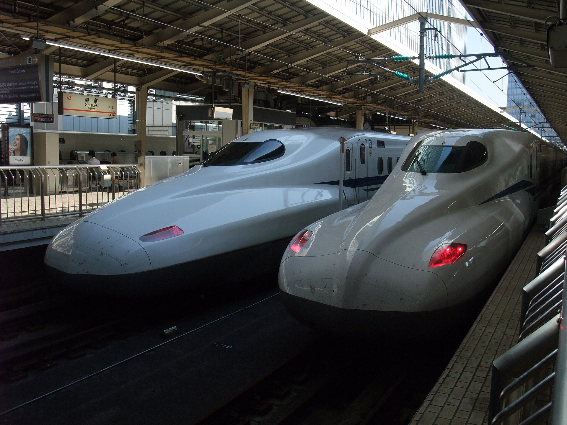 東京駅に入線中のN700S（試運転）、隣のホームに停車するN700Aとのフォルムの違いが比較できる